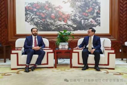 The Consul‑General pays an official visit to Yunnan image